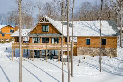 Image de New! Bear Moon Lodge: Lake Area, Fire Pit, Hot Tub, Fireplaces!