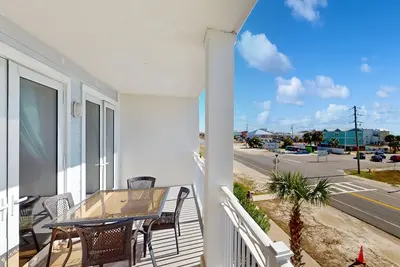 Image de Water-view condo with hot tub, pool, fitness room & balcony - dog-friendly