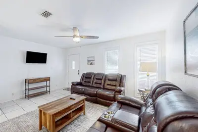 Image de Coastal hideaway steps from the bay with balcony, W/D, open layout, & Ac
