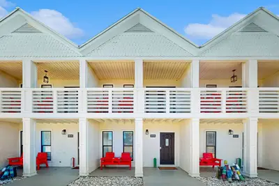 Image de Coastal getaway steps from the bay with patio, balcony, smart TVs, & W/D
