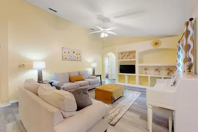 Image de Corner-lot home near Disney with private pool, Ac, & W/D