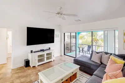 Image de Waterfront home with boat/canal access, screened lanai, & renovated interior