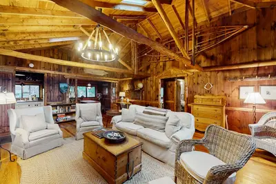 Image de Beautiful, rustic cabin overlooking Lewis Cove with porch, deck & fireplace