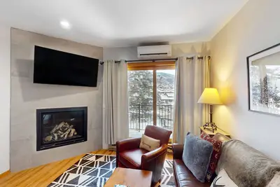 Image de Stunning ski studio with pool, hot tub, firepit & mountain views - walk to lifts