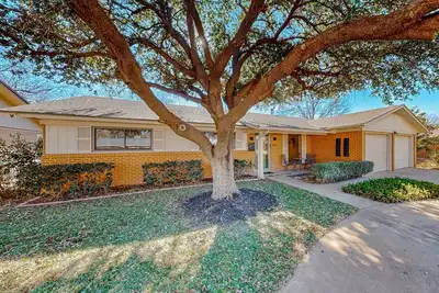 Image de Melonie Park dog-friendly home near Texas Tech with yard, grill, jetted tub, Ac