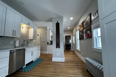 Image de 2 King Beds, Full Kitchen, 86\" Tv, Parking - Downtown Luxury!