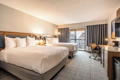 Image de Comfortable & Memorable Stay! With Private Balcony! Pool Access, Parking Onsite!
