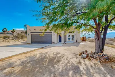 Image de Dog-friendly home with mountain view, huge yard, firepit & prime location