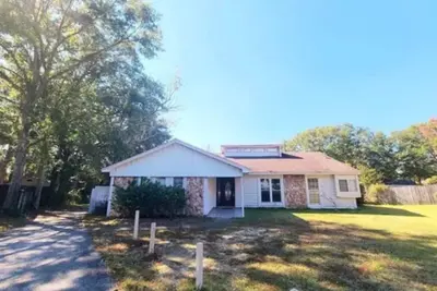 Image de Beautiful 5 bedroom home w\/ fireplace. Close to all attractions in Mobile area