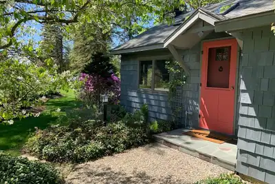Image de Picturesque cottage 1 min walking distance to gorgeous Crystal Lake!