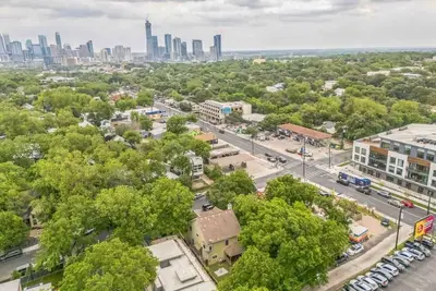 Image de 176) Massive 4 bedroom with cowboy pool!