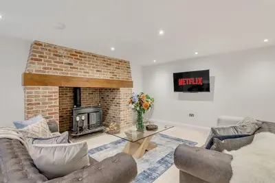 Image de Stunning, spacious 6 bedroom home w\/garden & parking