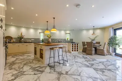 Image de Stylish, modern 5bed Farmhouse w\/garden & parking