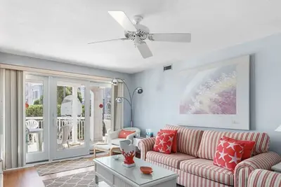 Image de Beautiful Poolside Condo located across the street from the beach!