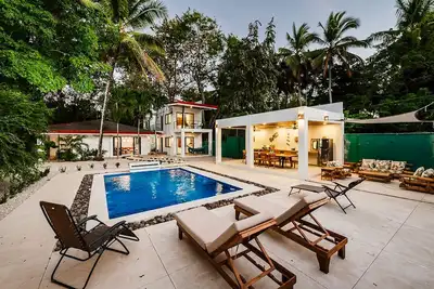 Image de Luxurious home with Pool. . . steps to Playa Grande beach and surf