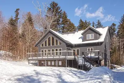 Image de Lux Vt ski chalet with mountain views and apres ski amenities.