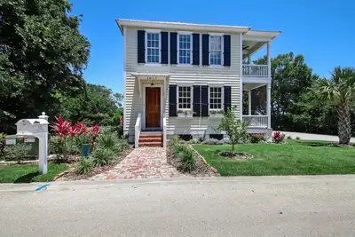 Image de Coastal Casita B&B, Amelia Island, with 6 seat golf cart included!