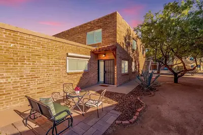Image de Charming dog-friendly, 2br/1ba w/ Pool, Mountain Views – Low Summer Rates! 🏖️\n