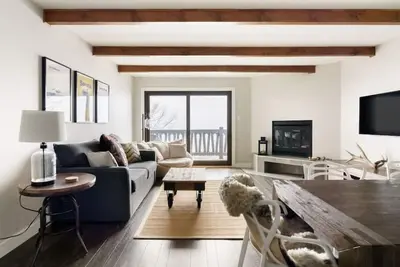 Image de Luxury Condominium with Rustic Minimalist Style