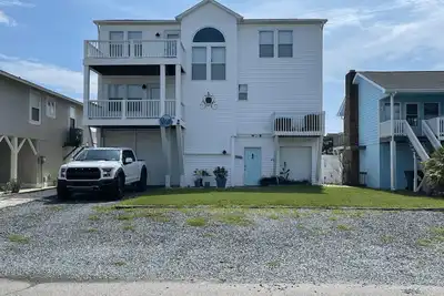 Image de Beach House on Canal. With Easy Beach Access.