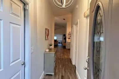 Image de Only 15 min from Disney Huge yard, pool Heater, 5 bedrooms 3 bathrooms