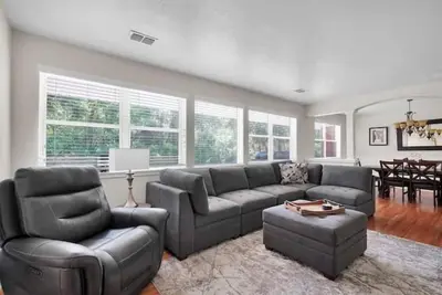 Image de A Secluded Modern and Cozy Home Near Downtown