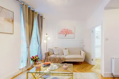 Image de Prestige-Appartement en attiq-Salle de bain privée-Vue sur Rue