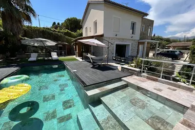 Image de Villa familiale proche de la mer dans un charmant village