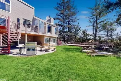 Image de Modern mountain home with scenic views\n\n