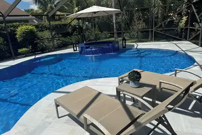 Beautiful Home with Sauna & Heated Pool, 5min from Beaches, close to Airport