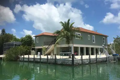 Image de Gorgeous New 4/3 With Heated Pool/Spa And Large Deep Water Boat Dock