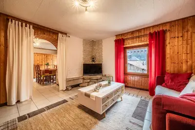 Image de Appartement \"Chez Les Charles\" avec vue sur les montagnes, terrasse privée et Wi-Fi