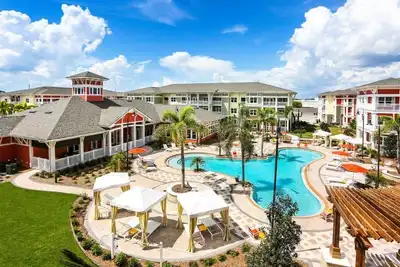 Image de Resort Style 2 Bedroom 2 bath in South Tampa with crisp decor.
