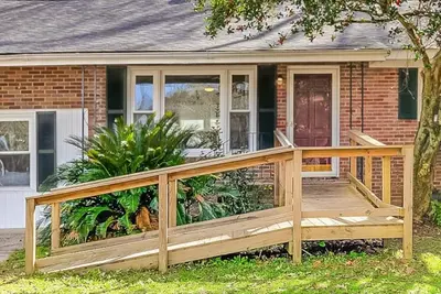 Image de Pet-Friendly Gem 5 Min to Airport, 30 Min to Beaches, & Fenced Backyard
