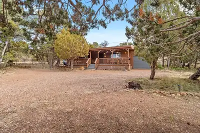 Image de Comfy, Cozy Cabin in the Mountains with a large front porch. Pet-Friendly!