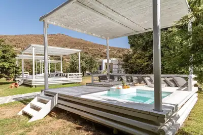 Image de Appartement dans un hôtel \"Ow Andros Luxury Suites 2\" avec vue sur montagne, terrasse et Wi-Fi