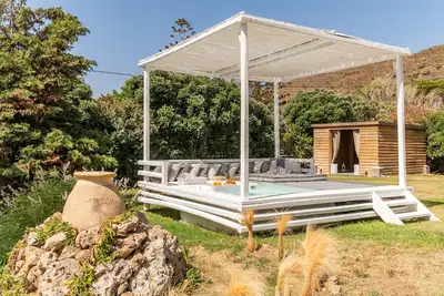 Image de Appartement dans un hôtel \"Ow Andros Luxury Suites 4\" avec vue sur montagne, terrasse et Wi-Fi