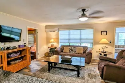 Image de Cricket Hollow with Dock and private Lake Access Sleeps 6