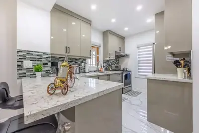 Image de Safe Haven*Backyard*Sunroom*Free Parking* 5 minutes to Falls