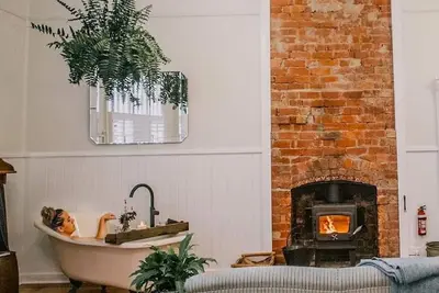 Image de Countryside Retreat with Cosy Fireside Bath