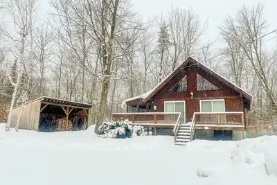 Image de Cozy chalet near lakes and mountains. Pet friendly!