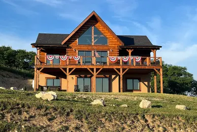 Image de Custom-Built Cabin with Long Range Views