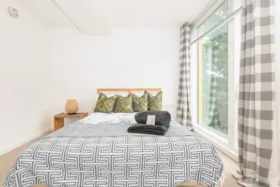 Leeds - Sleeps 4 - Pet Friendly - Parking - Gym