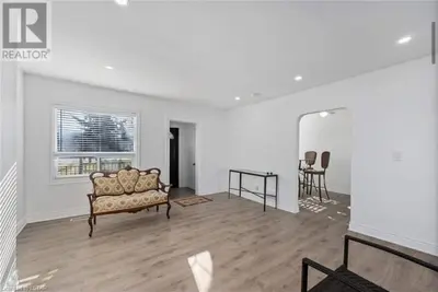 Image de Remodeled old house, super close to highway 401, shopping plaza