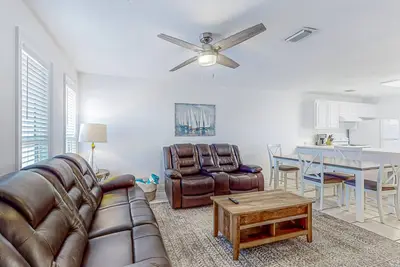Image de Palm-lined getaway steps from the bay with balcony, open layout, & W/D