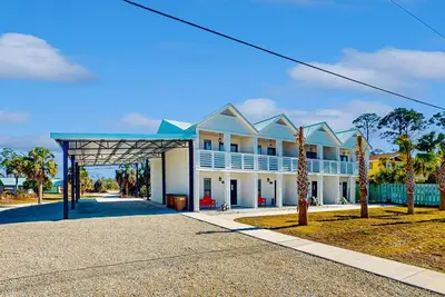 Image de Coastal getaway steps from the bay with patio, open layout, smart TVs, & W/D