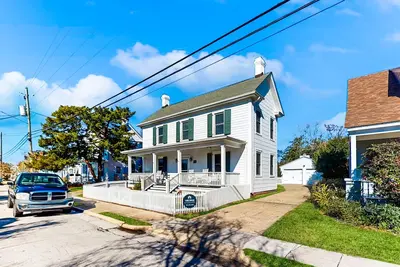 Image de Historic downtown home with porch, backyard & prime location - dog-friendly