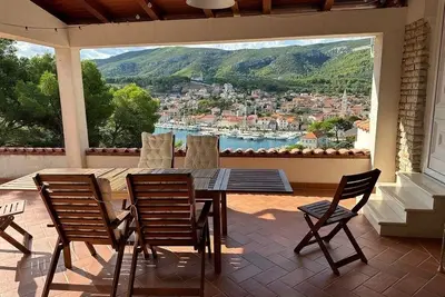 Appartement d'une chambre avec la terrasse et la vue sur le mer Jelsa, Hvar (A-22211-a)