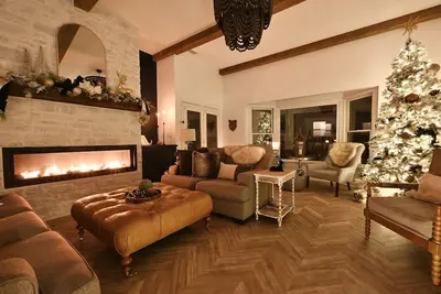 Image de Luxury Creekside Retreat | Firepit, Hot Tub & Spa-Like Master w/ waterfall view!