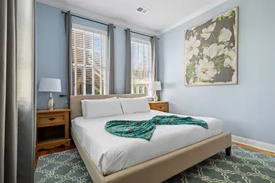Image de Downtown | Grill | Sleeps 8 | Steps from King St